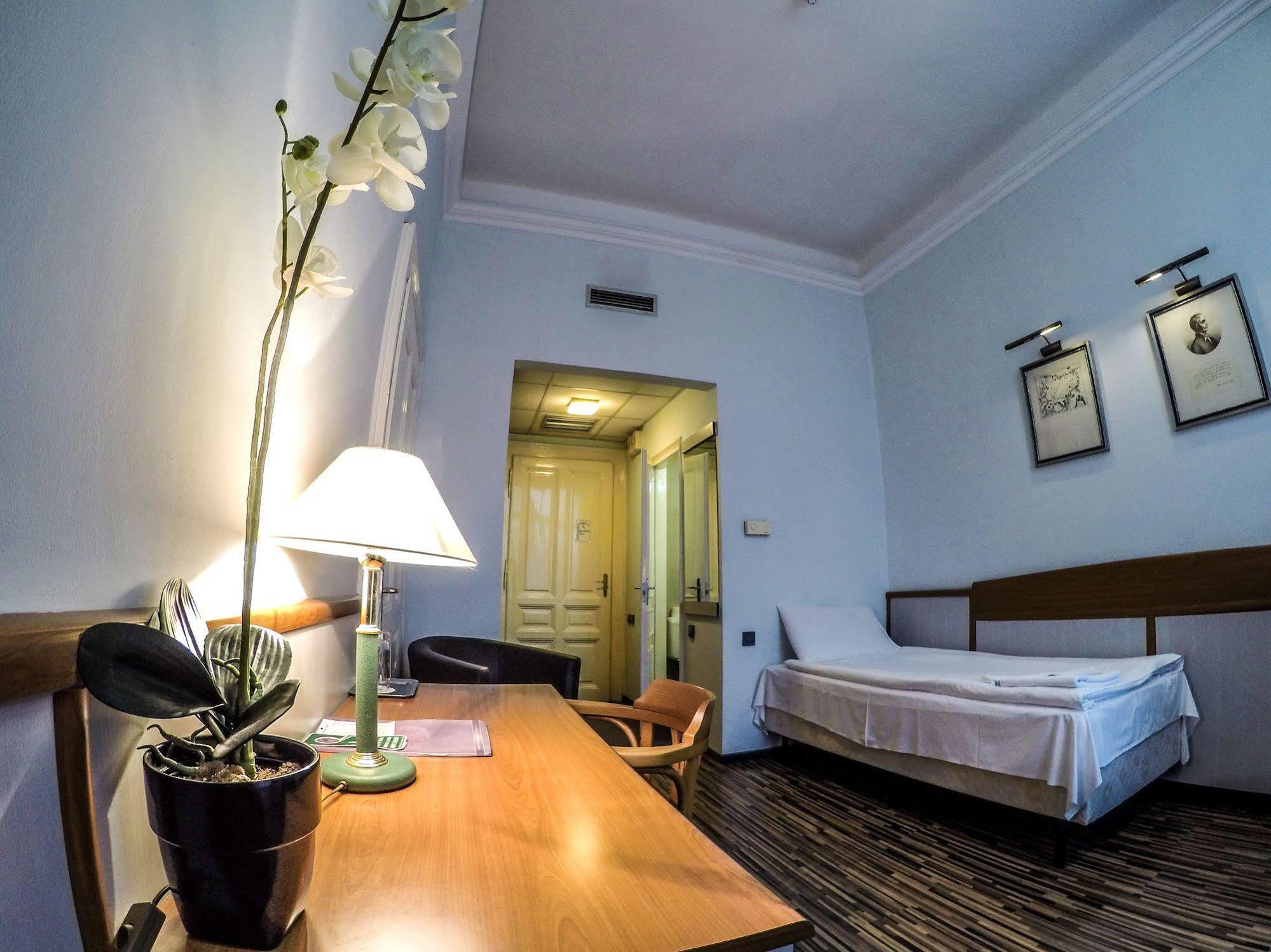 Korona Hotel Mestecǎneşti Exterior foto